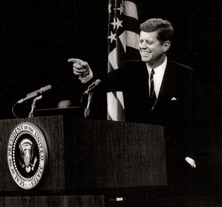 1961, john f. kennedy realiza la primera rueda de prensa televisada en directo de un presidente de estados unidos