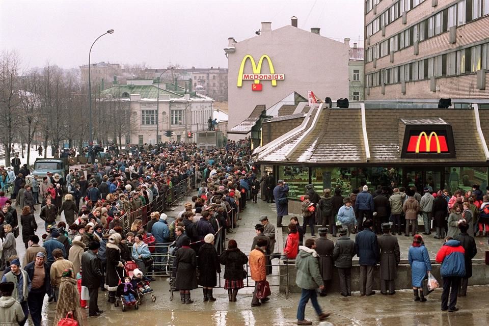 1990, la cadena de comida rápida estadounidense mcdonald’s abre en el centro de la ciudad de moscú su primer establecimiento en rusia