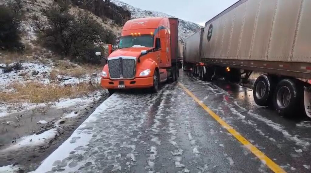 Alertan por congelamiento de calles y carreteras debido a algunas nevadas en la entidad