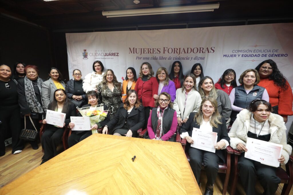 Entregan reconocimiento de %22mujeres forjadoras por una vida libre de violencia%22