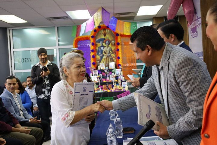 Entregó estado 221 escrituras a los beneficiarios de 15 municipios de la entidad