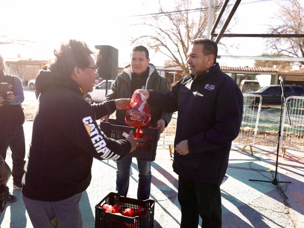 Pérez cuéllar entrega apoyos y convive con vecinos de hacienda de las torres