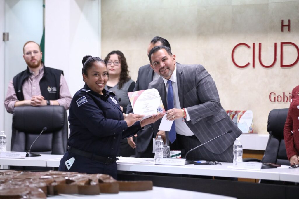 Reconoce cabildo a seis agentes con el premio al policía municipal del año