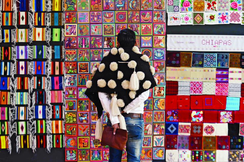 Récord guinness para méxico con arte textil; participaron 200 artesanos de 32 estados