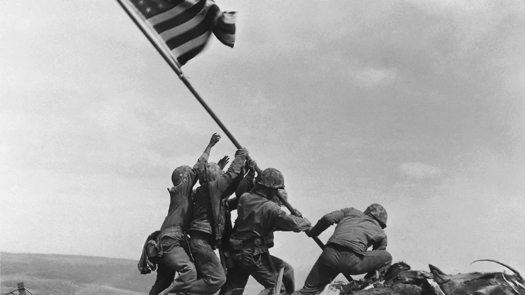 1945, el fotógrafo de associated press, joe rosenthal, capturó la icónica imagen %22raising the flag on iwo jima%22 (alzando la bandera en iwo jima) durante la segunda guerra mundial