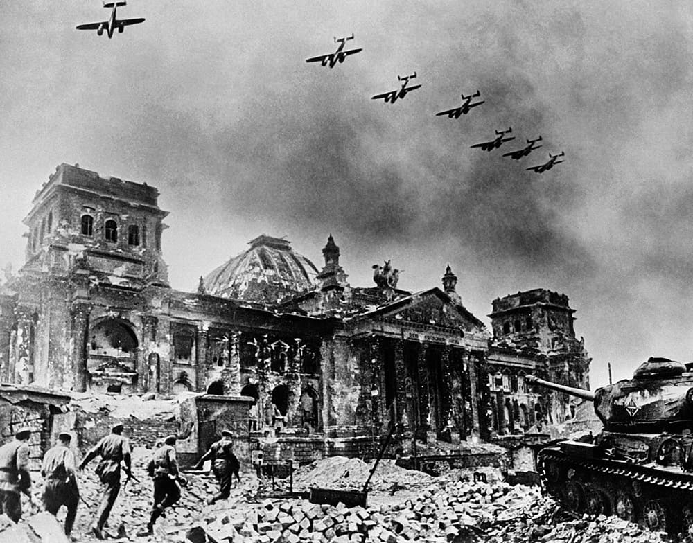 1945, en la fase final de la segunda guerra mundial, los aliados lanzan 3 mil toneladas de bombas sobre berlín