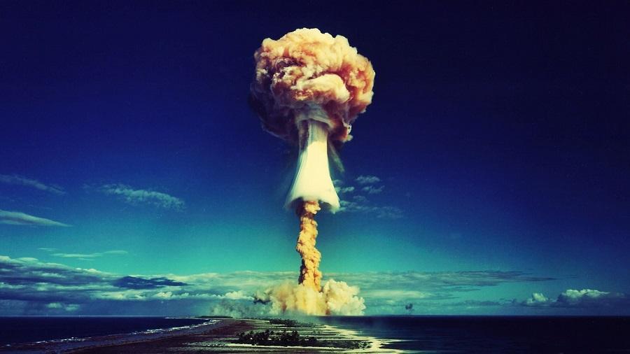 1960, el gobierno francés hace detonar su primera bomba atómica, llamada %22gerboise bleue%22, en el sahara francés