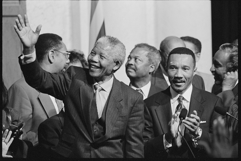 1990, en sudáfrica, nelson mandela es liberado por el gobierno del recientemente electo presidente f.w. de klerk, tras pasar 27 años en prisión