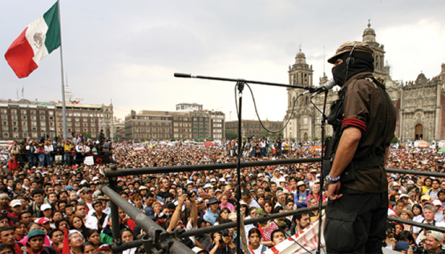 2001, el subcomandante marcos inicia la marcha zapatista desde chiapas a ciudad de méxico para reclamar los derechos de los indígenas