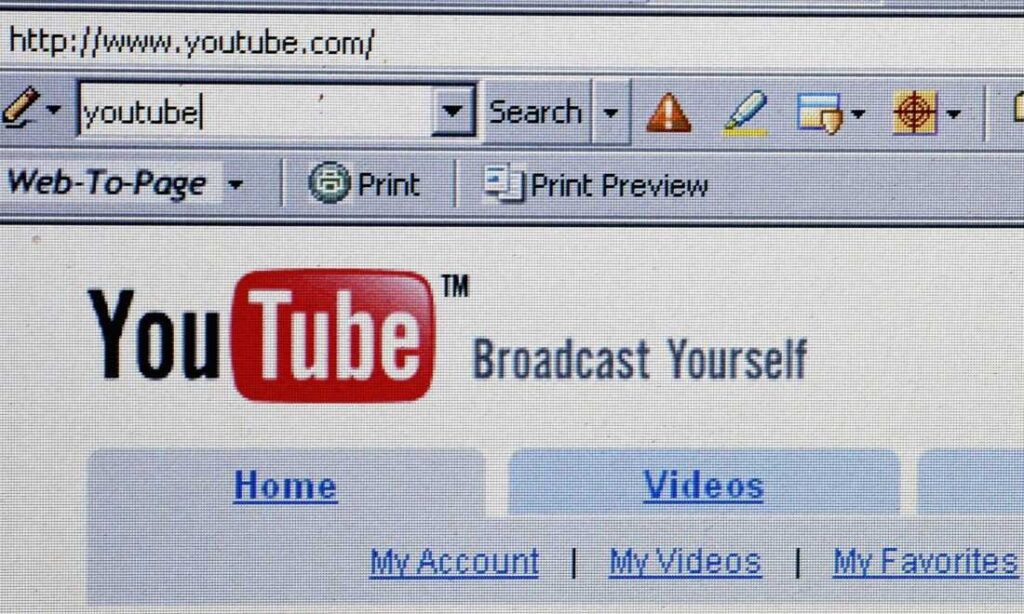 2005, youtube, el principal servicio global de transmisión de vídeos en internet, activa su dominio web