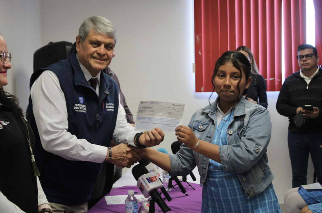 Entrega estado 548 becas económicas a estudiantes de secundaria en ciudad juárez