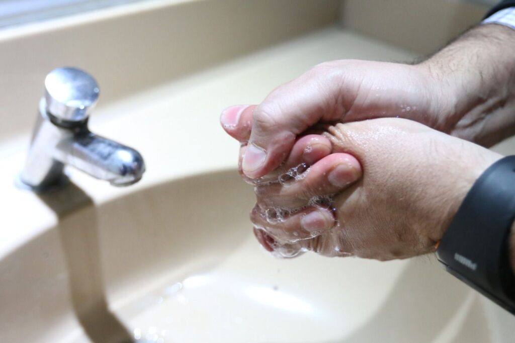 Promueve salud municipal el lavado correcto de manos para proteger la salud pública
