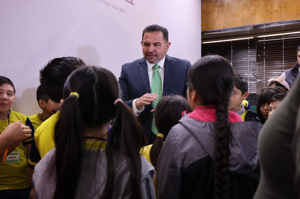 Responde alcalde cruz pérez cuéllar a preguntas de niñas y niños en sesión de cabildo