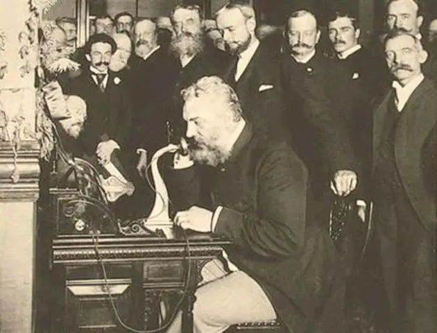 1876, el inventor británico alexander graham bell, mantiene su primera conversación telefónica con un ayudante que estaba en una habitación contigua