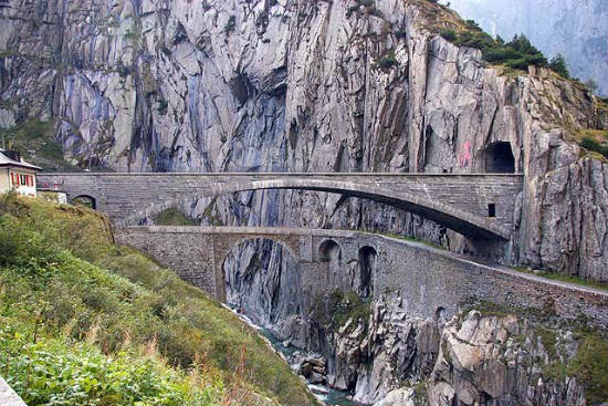 1964, es inaugurado el túnel del gran san bernardo, que une suiza con italia, con casi seis kilómetros de longitud, el primero abierto al público en los alpes