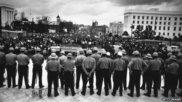 1965, la policía estadounidense ataca brutalmente en alabama a 600 manifestantes concentrados por los derechos civiles de los afroamericanos