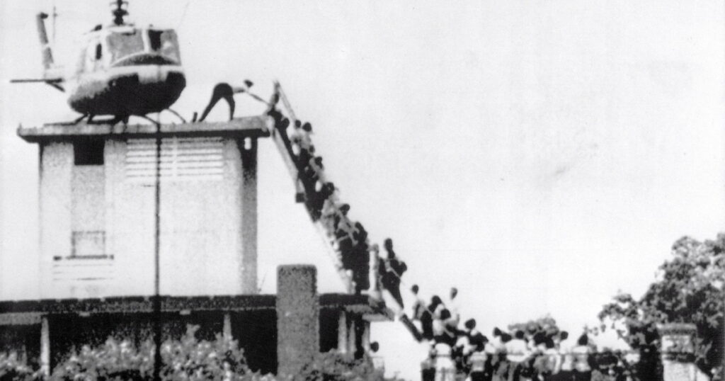 1973, las últimas tropas estadounidenses abandonan vietnam después de diez años de guerra