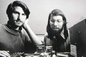 1976, steve wozniak y steve jobs fundan la empresa de informática apple computer