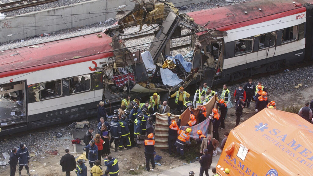 2004, una célula yihadista comete en madrid el mayor atentado terrorista de la historia de españa al explosionar diez artefactos en cuatro trenes