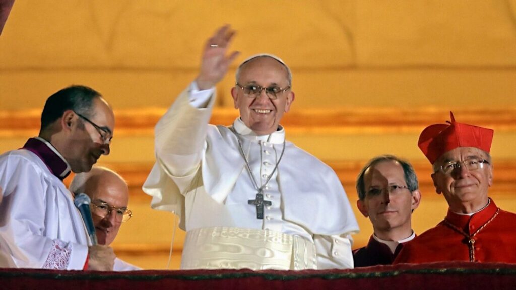 2013, el cardenal argentino jorge mario bergoglio elegido nuevo papa con el nombre de francisco, primer pontífice de origen latinoamericano