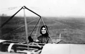 1912, la norteamericana harriet quimby se convierte en la primera mujer que cruza en avión el canal de la mancha