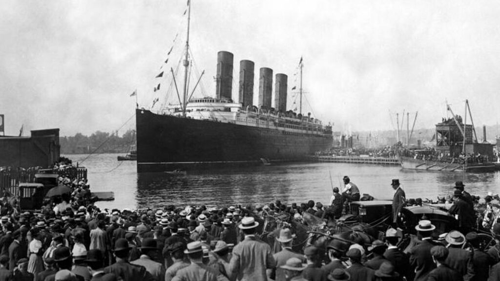 1912, zarpa el lujoso transatlántico titanic desde el puerto de southampton (reino unido) con destino a nueva york