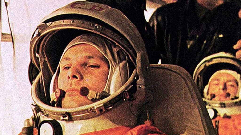 1961, el cosmonauta soviético yuri gagarin realiza un vuelo de 1 hora y 48 minutos a bordo de la nave vostok i fuera de la atmósfera terrestre