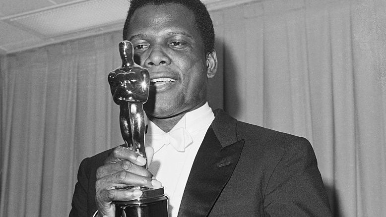 1964, sidney poitier se convierte en el primer afroamericano en ganar el premio óscar de hollywood al mejor actor por su papel en 'lilies of the field'
