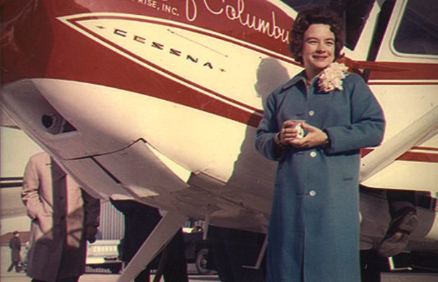 1964, la estadounidense jerrie mock se convierte en la primera mujer en dar la vuelta aérea al mundo en solitario