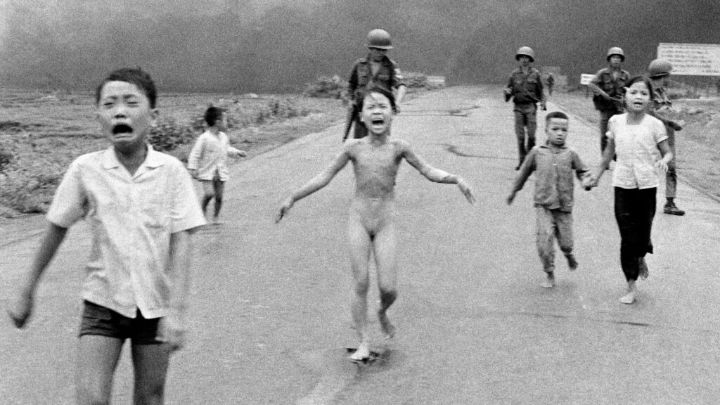 1965, estados unidos lanza bombas de napalm contra objetivos de vietnam del norte, causando un número indeterminado de víctimas civiles