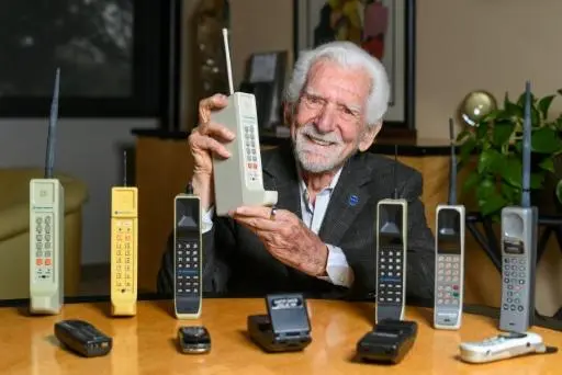 1973, martin cooper de la compañía motorola realiza la primera llamada desde el primer teléfono móvil
