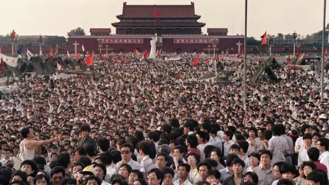 1989, comienza la revuelta de la plaza de tiananmen en pekín china