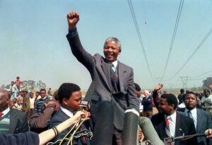 1994, nelson mandela gana las primeras elecciones multirraciales celebradas en sudáfrica