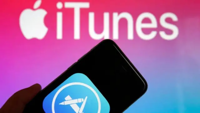 2003, la empresa apple lanza itunes store en estados unidos