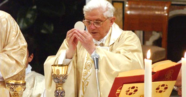2005, el papa benedicto xvi comienza su pontificado con una misa solemne