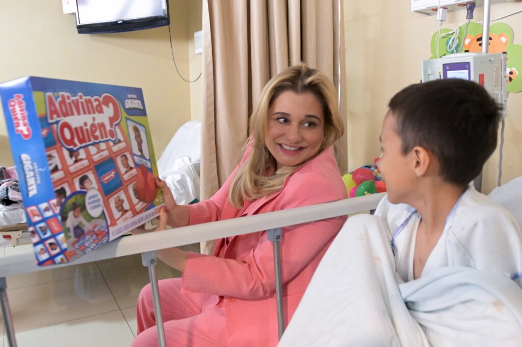 Celebra maru campos el día de la niñez y visita el hospital infantil de especialidades