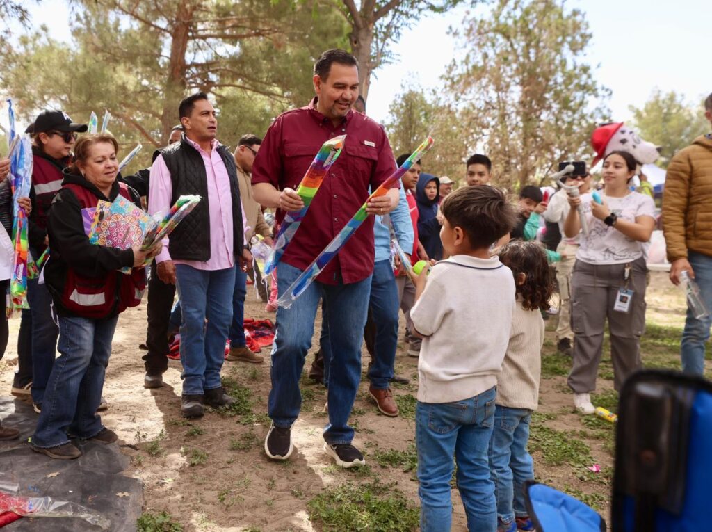 Convive alcalde con familias en el tradicional domingo de pascua en el chamizal
