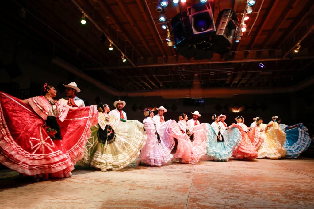 Éxito total el espectáculo de danza 'méxico entre mares, valles y selvas' en el cma