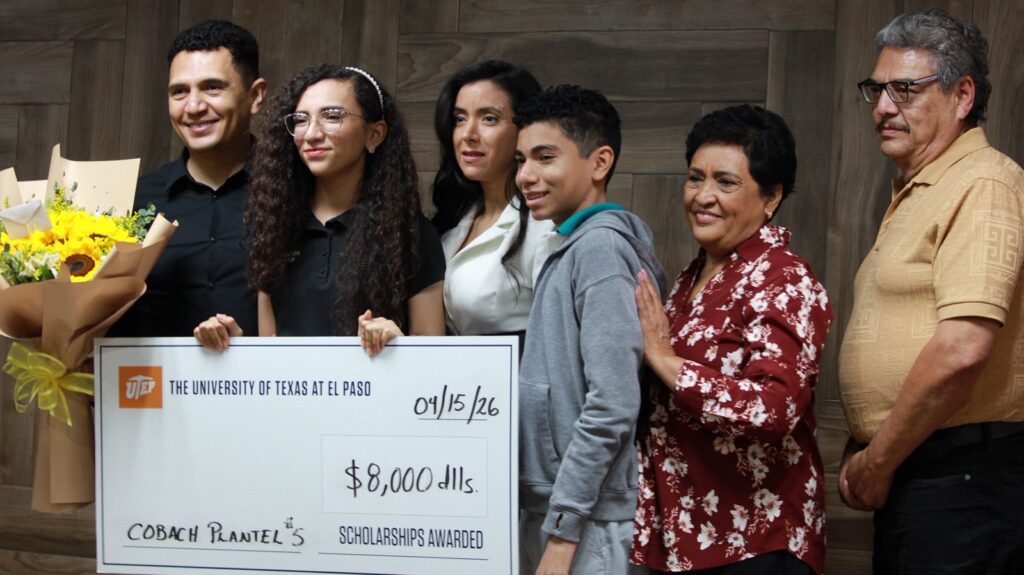 Reciben estudiantes del colegio de bachilleres beca para seguir estudios en utep