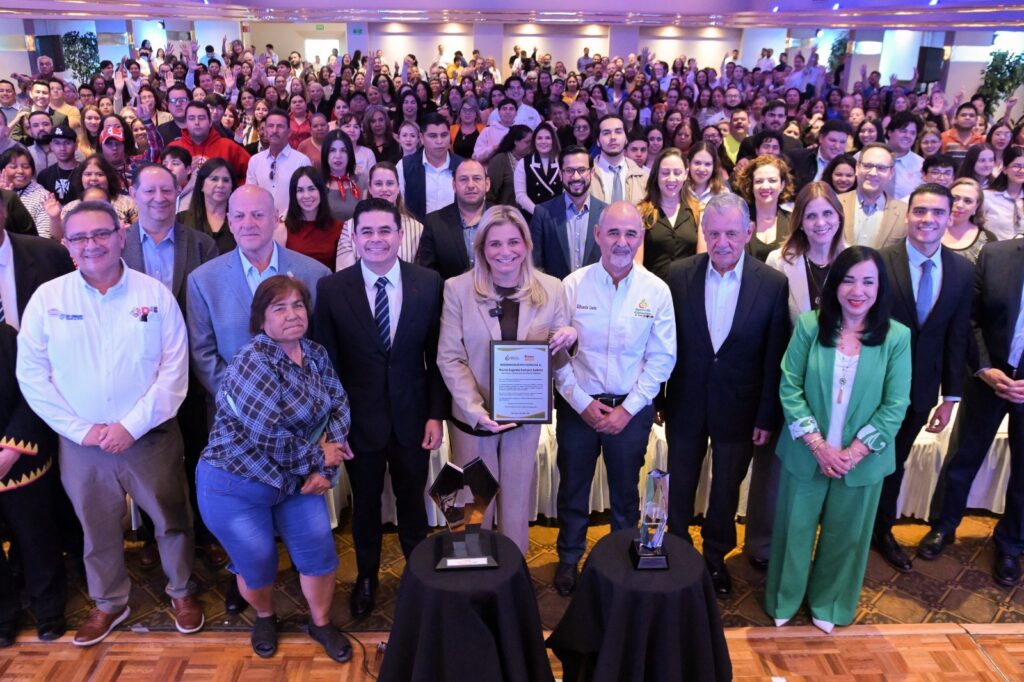 Sociedad civil reconoce a la gobernadora maru campos por programa nutrichihuahua