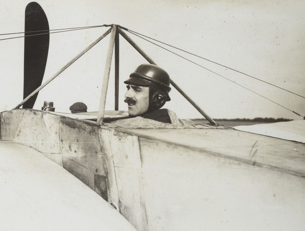 1911, el aviador y constructor aeronáutico francés edouard nieuport logra la plusmarca de velocidad en el aire, al alcanzar 120 kilómetros por hora