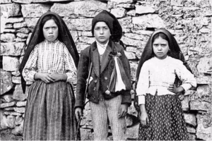 1917, tres pastorcillos portugueses confiesan haber visto a la virgen en una cueva de la sierra de la estrella, origen de la devoción a nuestra señora de fátima