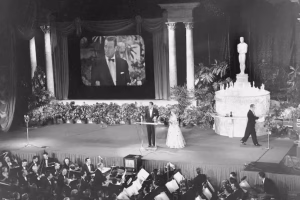 1929, la academia de artes y ciencias cinematográficas de hollywood entrega por primera vez sus premios oscar