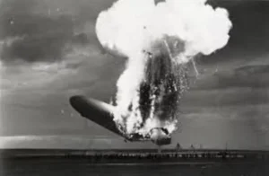 1937, el dirigible hindenburg, orgullo de la alemania nazi, explota cuando iba a tomar tierra en nueva york