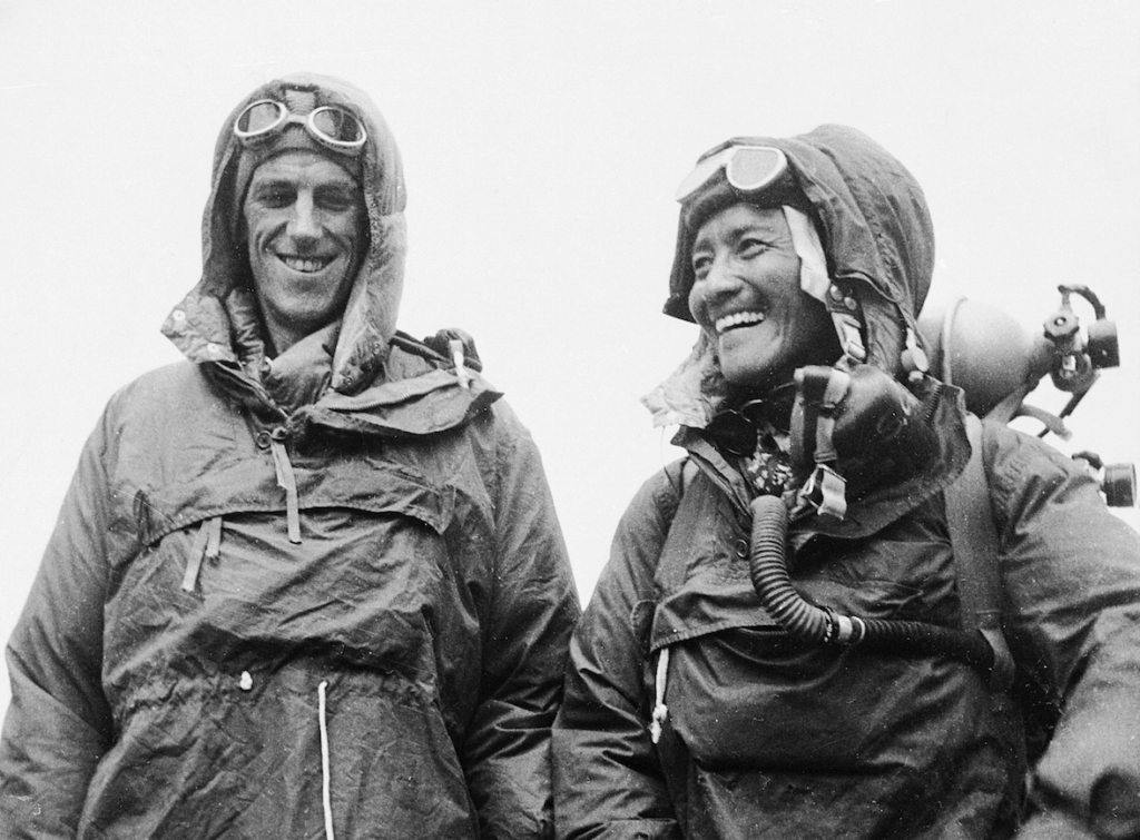 1953, el neozelandés edmund p. hillary se convirtió en el primer hombre que ascendió a la cumbre del everest