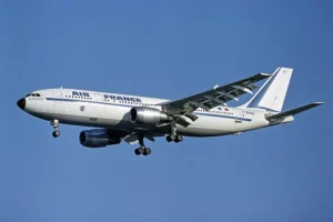 1974, el primer airbus, el a300, entra en servicio en la aerolínea air france para cubrir la ruta parís – londres