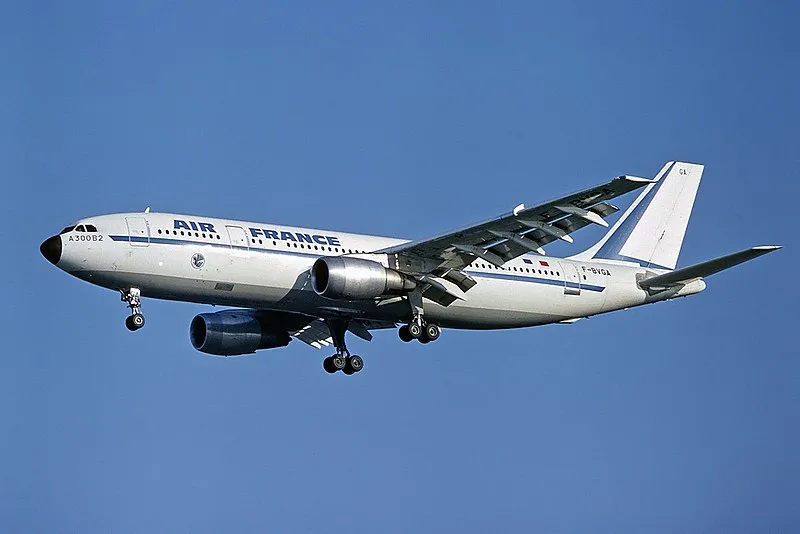 1974, el primer airbus, el a300, entra en servicio en la aerolínea air france para cubrir la ruta parís – londres