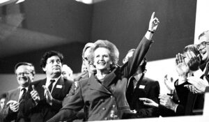 1979, el partido conservador gana las elecciones generales en el reino unido y su líder, margaret thatcher, se convierte en la primera mujer en europa que ocupa el puesto de primer ministro