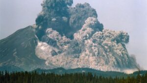 1980, mueren 57 personas por la erupción del volcán santa helena, en los estados unidos