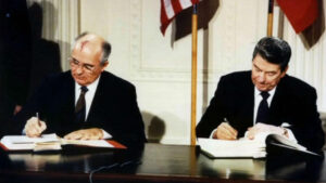 1988, los presidentes de estados unidos y la urss, ronald reagan y mijail gorbachov, respectivamente, ratifican en moscú el tratado para la eliminación de los misiles de alcance intermedio